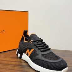 Hermès Bouncing 运动鞋(飞织网面款),鞋面是透气飞织网布拼接反绒麂皮,侧面后跟处有立体H字母标识 Hermès Bouncing 运动鞋(飞织网面款),鞋面是透气飞织网布拼接反绒麂皮,侧面后跟处有立体H字母标识
