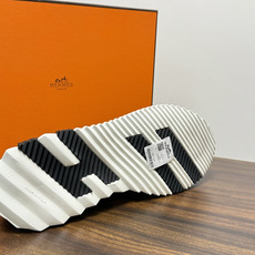 Hermès Bouncing 运动鞋(飞织网面款),鞋面是透气飞织网布拼接反绒麂皮,侧面后跟处有立体H字母标识 Hermès Bouncing 运动鞋(飞织网面款),鞋面是透气飞织网布拼接反绒麂皮,侧面后跟处有立体H字母标识