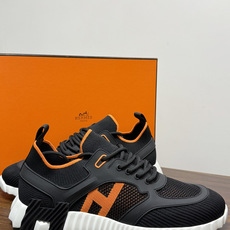 Hermès Bouncing 运动鞋(飞织网面款),鞋面是透气飞织网布拼接反绒麂皮,侧面后跟处有立体H字母标识 Hermès Bouncing 运动鞋(飞织网面款),鞋面是透气飞织网布拼接反绒麂皮,侧面后跟处有立体H字母标识