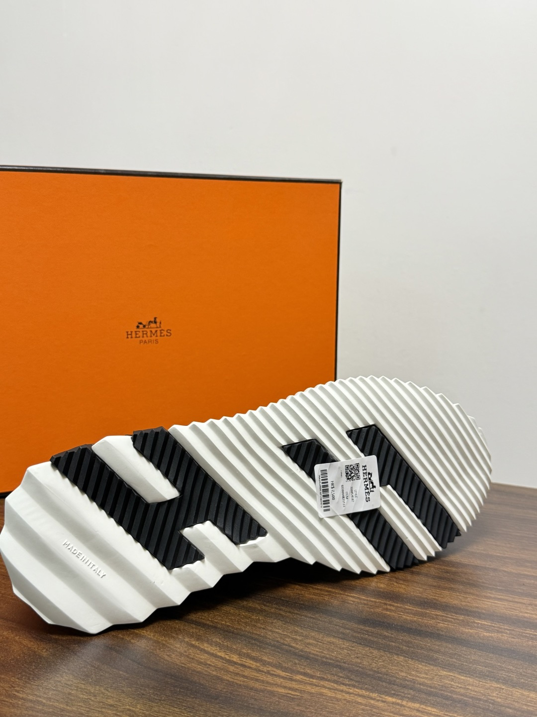​​Hermès Bouncing 运动鞋​​（飞织网面款），鞋面是透气飞织网布拼接反绒麂皮，侧面后跟处有立体H字母标识