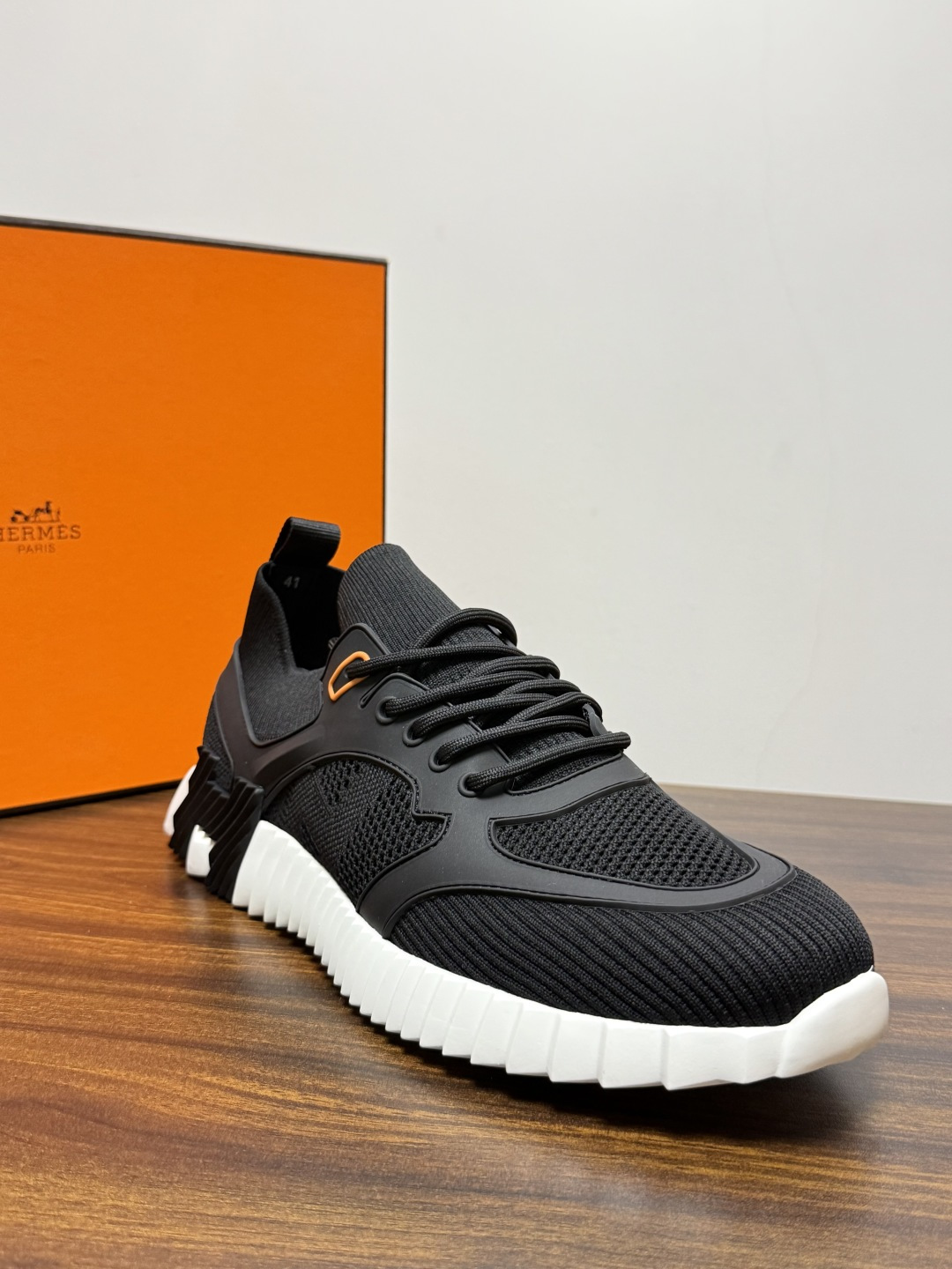 ​​Hermès Bouncing 运动鞋​​（飞织网面款），鞋面是透气飞织网布拼接反绒麂皮，侧面后跟处有立体H字母标识