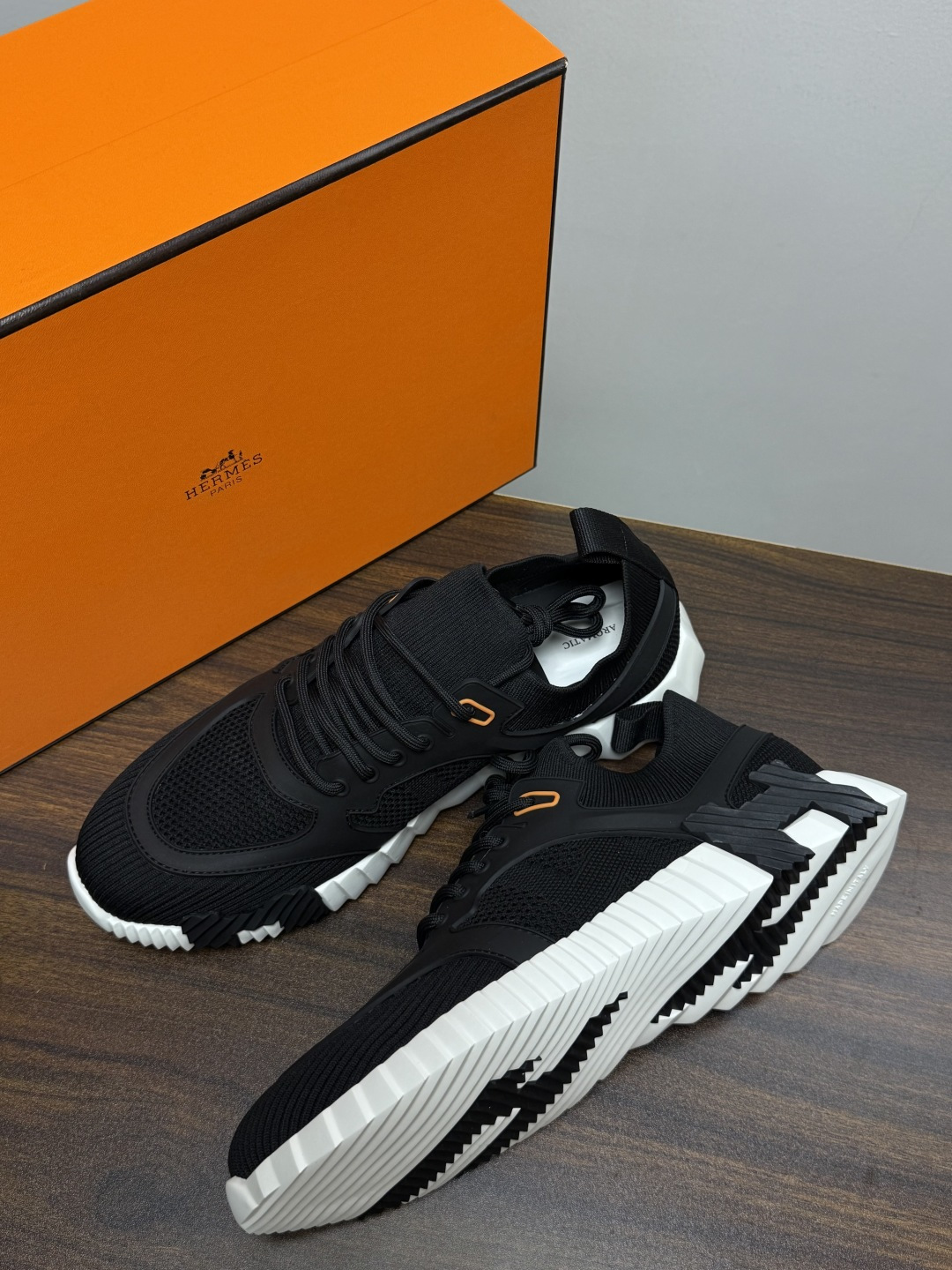 ​​Hermès Bouncing 运动鞋​​（飞织网面款），鞋面是透气飞织网布拼接反绒麂皮，侧面后跟处有立体H字母标识