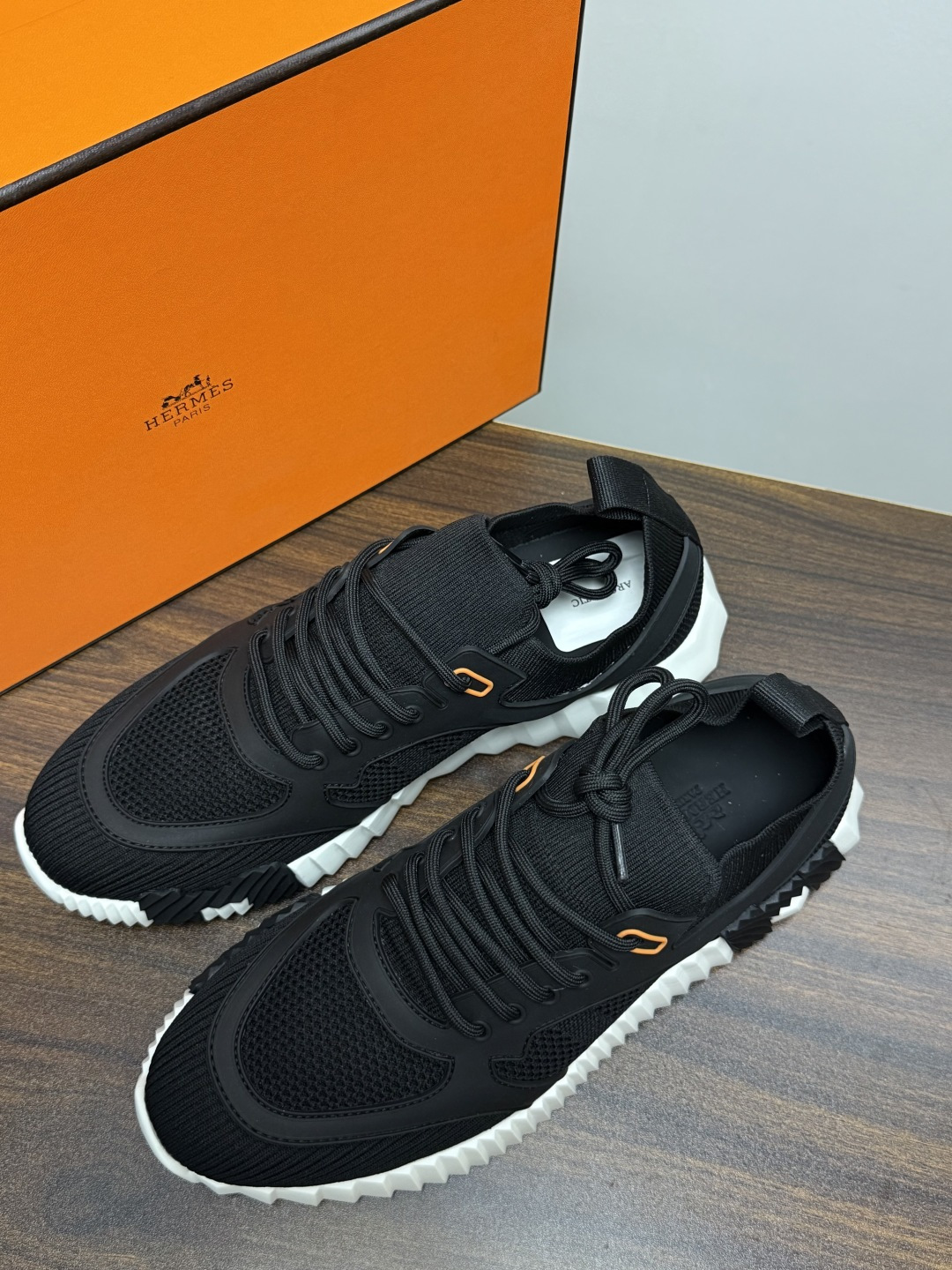 ​​Hermès Bouncing 运动鞋​​（飞织网面款），鞋面是透气飞织网布拼接反绒麂皮，侧面后跟处有立体H字母标识