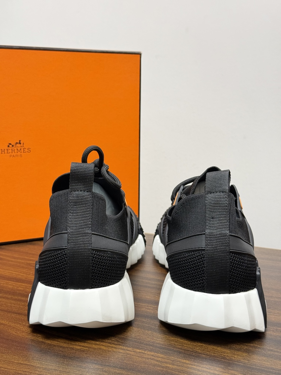 ​​Hermès Bouncing 运动鞋​​（飞织网面款），鞋面是透气飞织网布拼接反绒麂皮，侧面后跟处有立体H字母标识