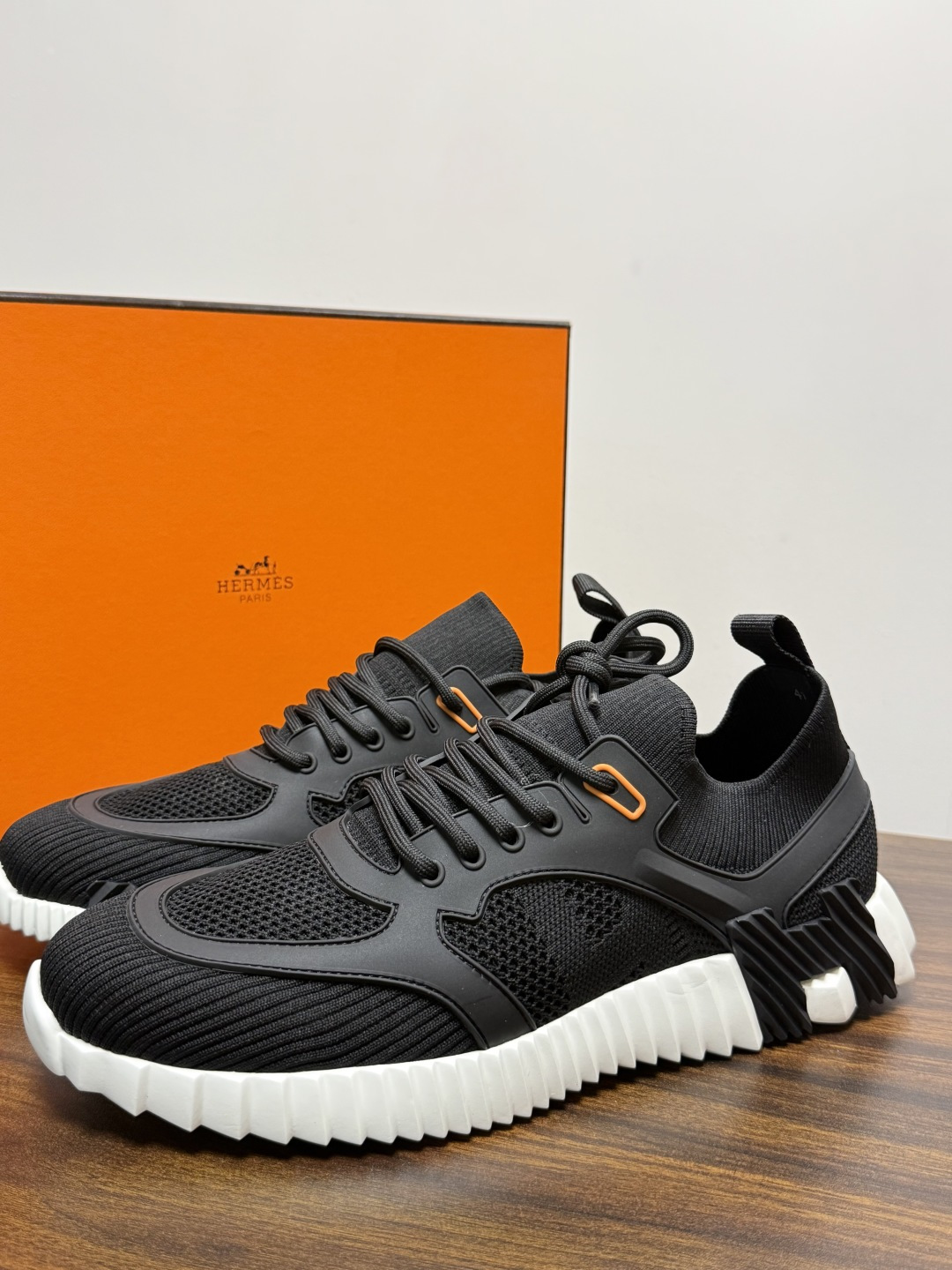 ​​Hermès Bouncing 运动鞋​​（飞织网面款），鞋面是透气飞织网布拼接反绒麂皮，侧面后跟处有立体H字母标识