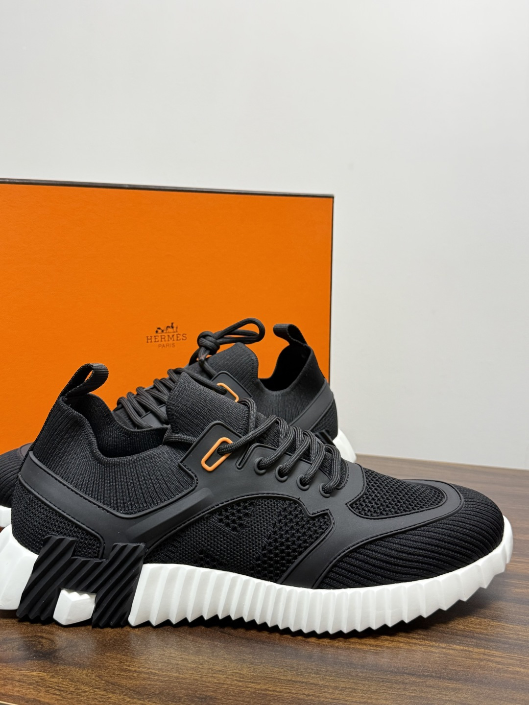 ​​Hermès Bouncing 运动鞋​​（飞织网面款），鞋面是透气飞织网布拼接反绒麂皮，侧面后跟处有立体H字母标识