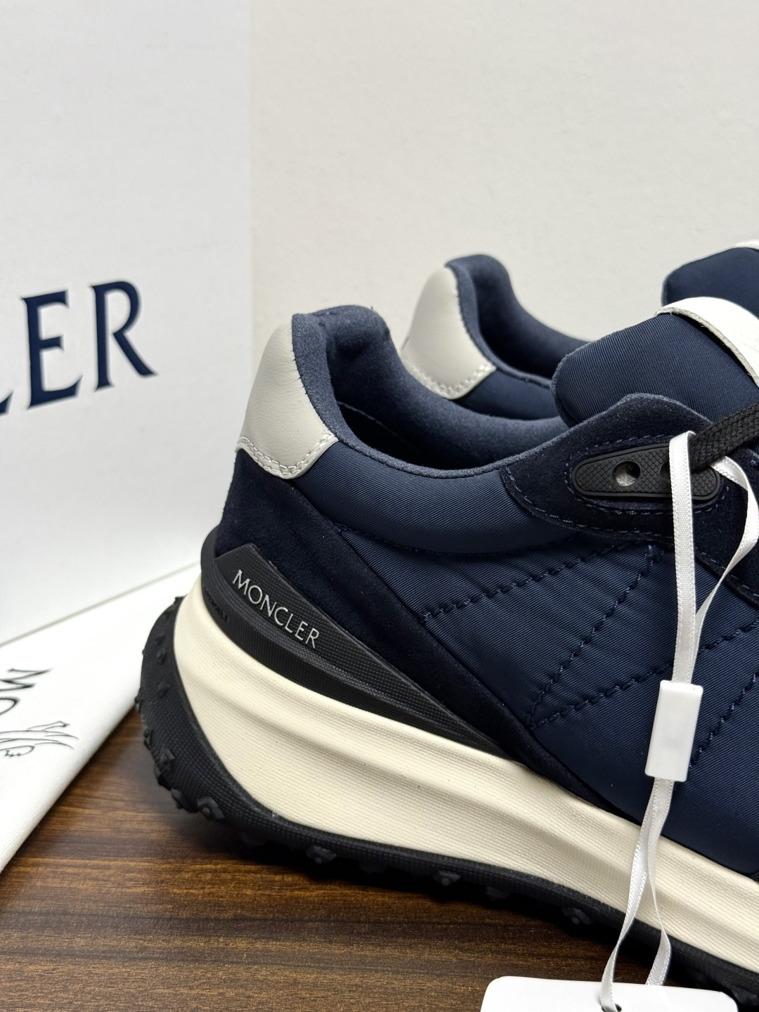 Moncler TrailgriP运动鞋​​，鞋面是尼龙 + 麂皮拼接， 锯齿橡胶大底 是这双鞋最大的视觉标识——底部一