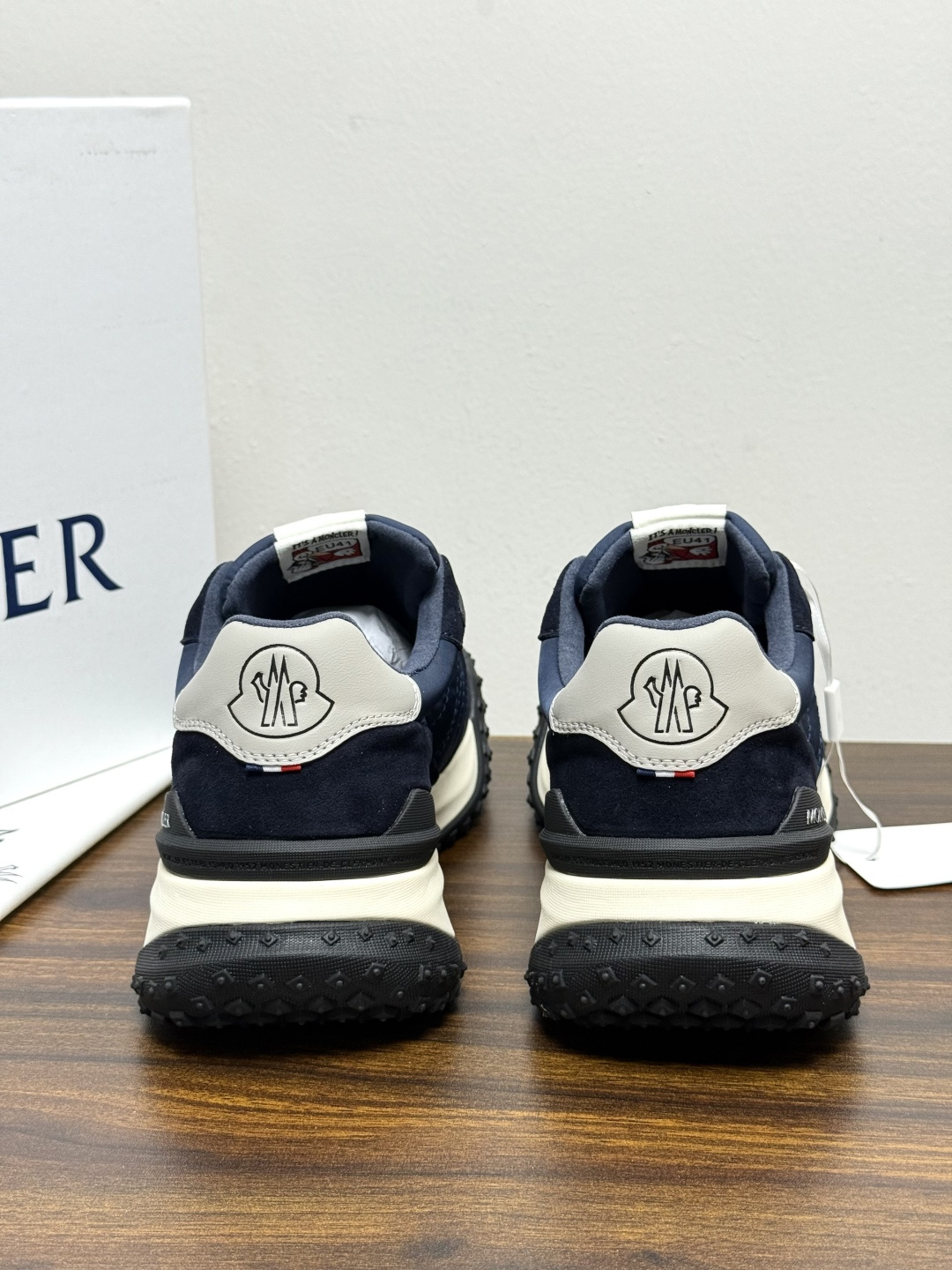 Moncler TrailgriP运动鞋​​，鞋面是尼龙 + 麂皮拼接， 锯齿橡胶大底 是这双鞋最大的视觉标识——底部一