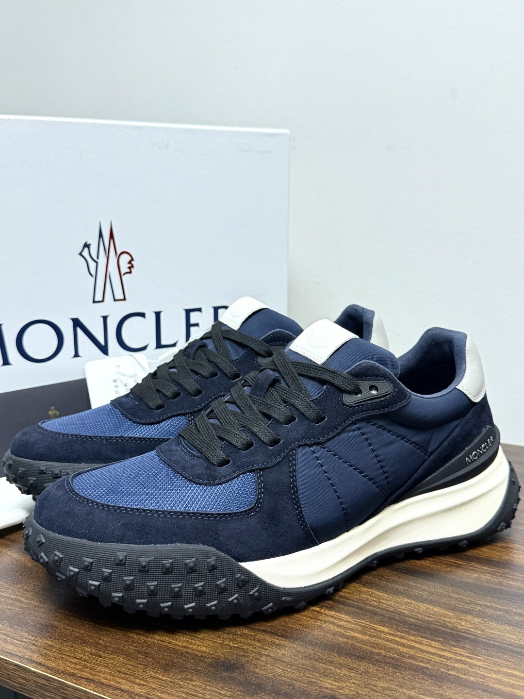 Moncler TrailgriP运动鞋​​，鞋面是尼龙 + 麂皮拼接， 锯齿橡胶大底 是这双鞋最大的视觉标识——底部一