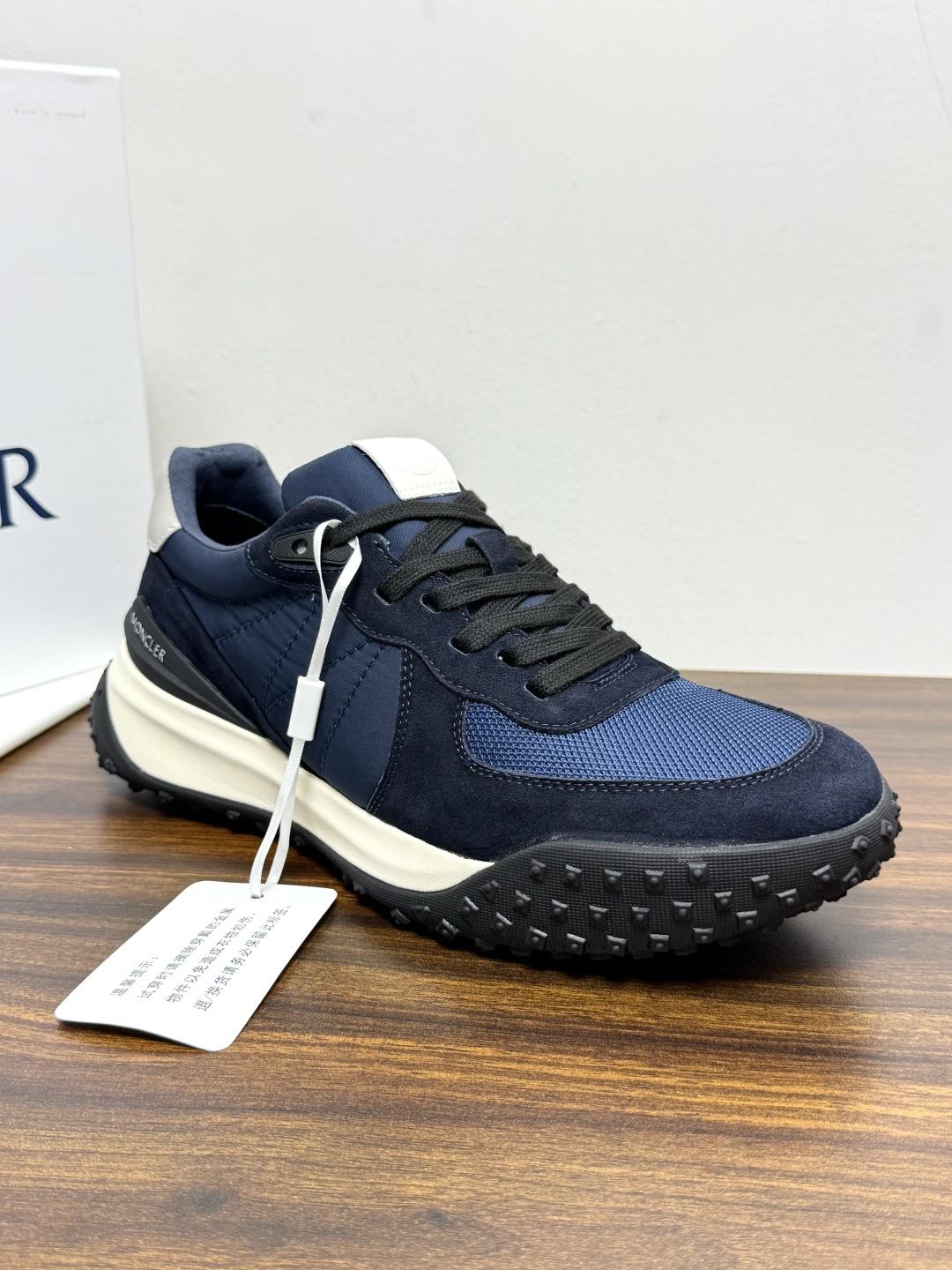 Moncler TrailgriP运动鞋​​，鞋面是尼龙 + 麂皮拼接， 锯齿橡胶大底 是这双鞋最大的视觉标识——底部一