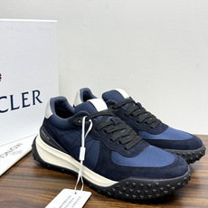 Moncler TrailgriP运动鞋,鞋面是尼龙 + 麂皮拼接, 锯齿橡胶大底 是这双鞋最大的视觉标识——底部一 Moncler TrailgriP运动鞋,鞋面是尼龙 + 麂皮拼接, 锯齿橡胶大底 是这双鞋最大的视觉标识——底部一