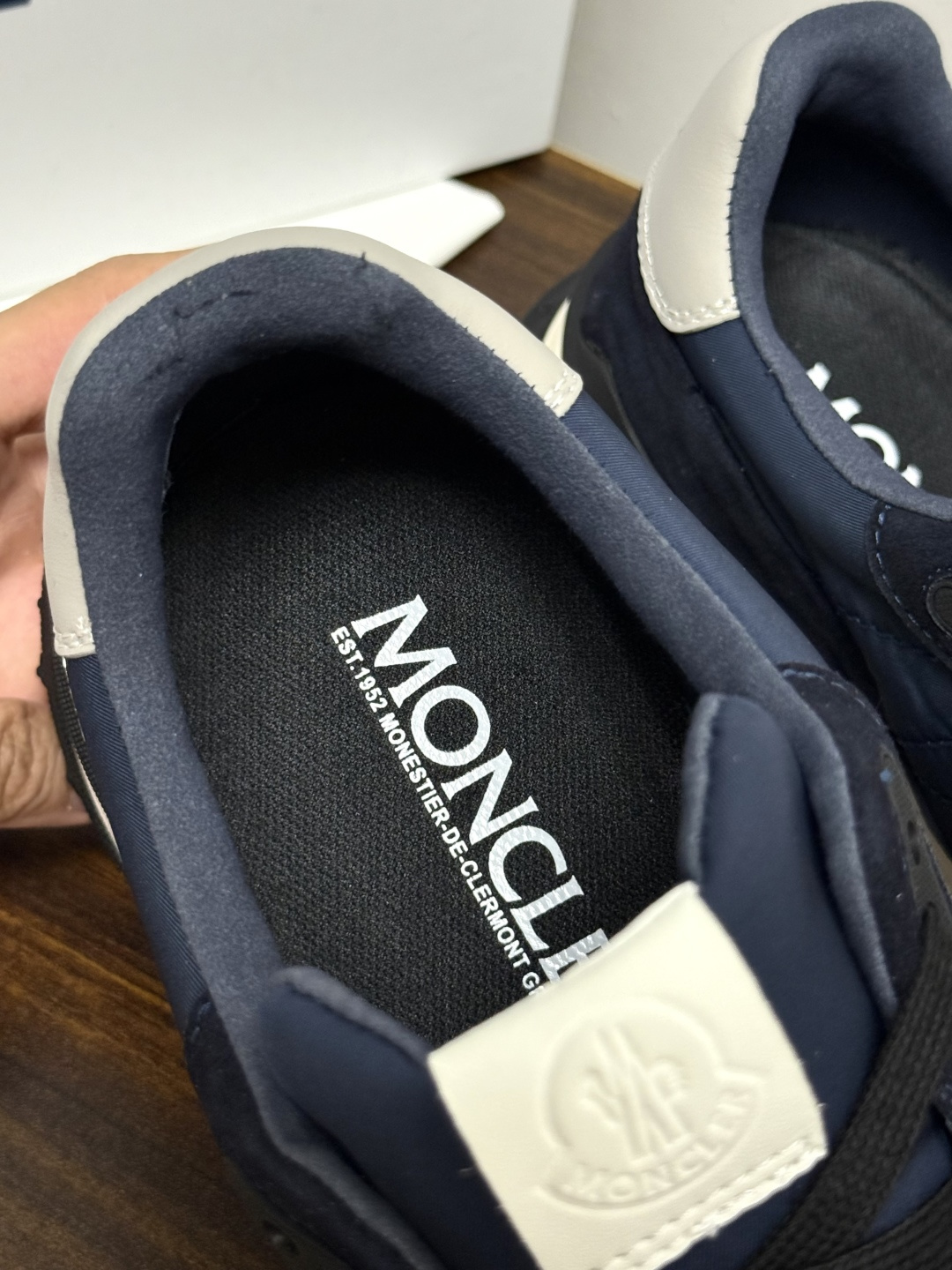 Moncler TrailgriP运动鞋​​，鞋面是尼龙 + 麂皮拼接， 锯齿橡胶大底 是这双鞋最大的视觉标识——底部一