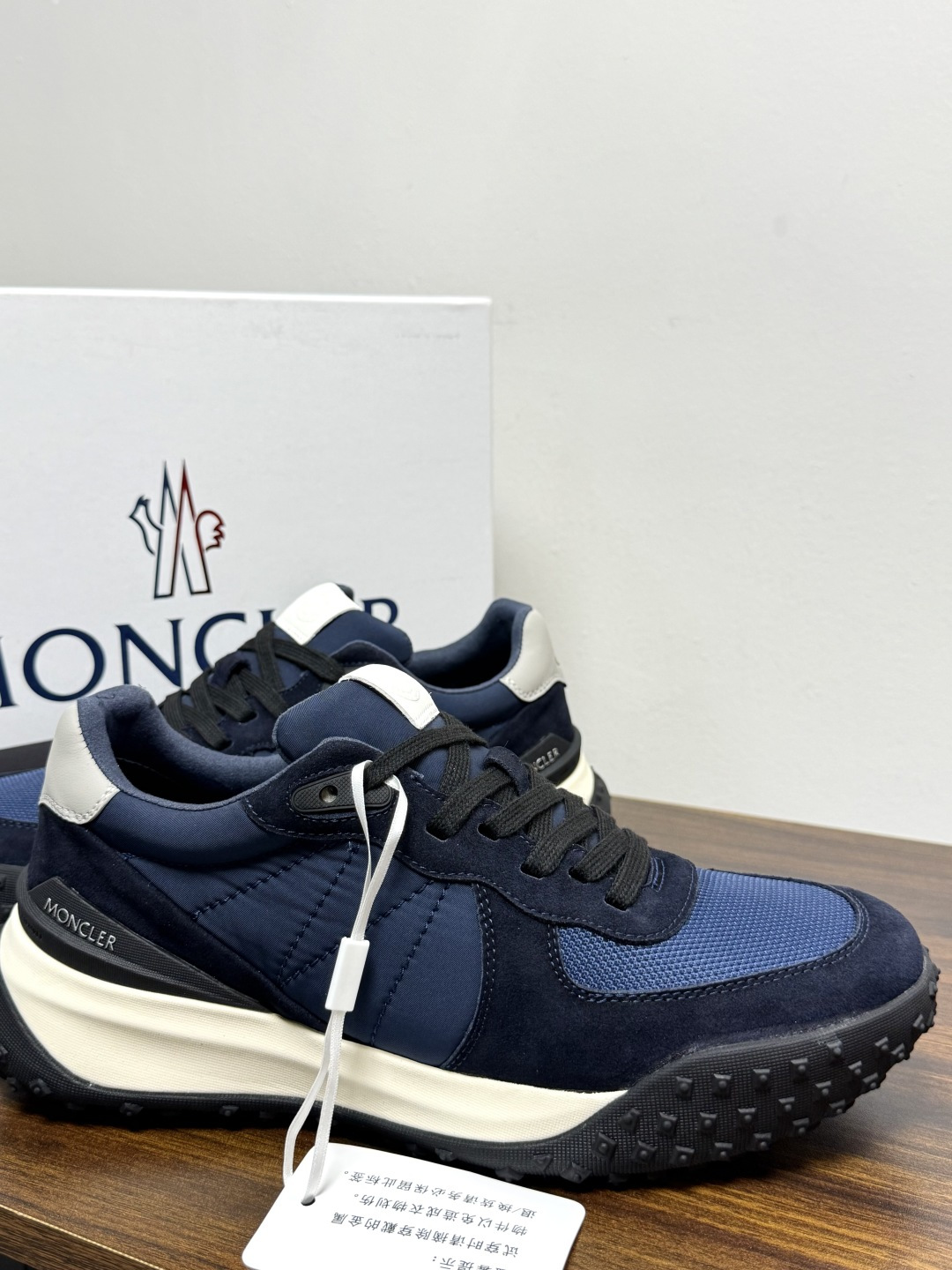 Moncler TrailgriP运动鞋​​，鞋面是尼龙 + 麂皮拼接， 锯齿橡胶大底 是这双鞋最大的视觉标识——底部一