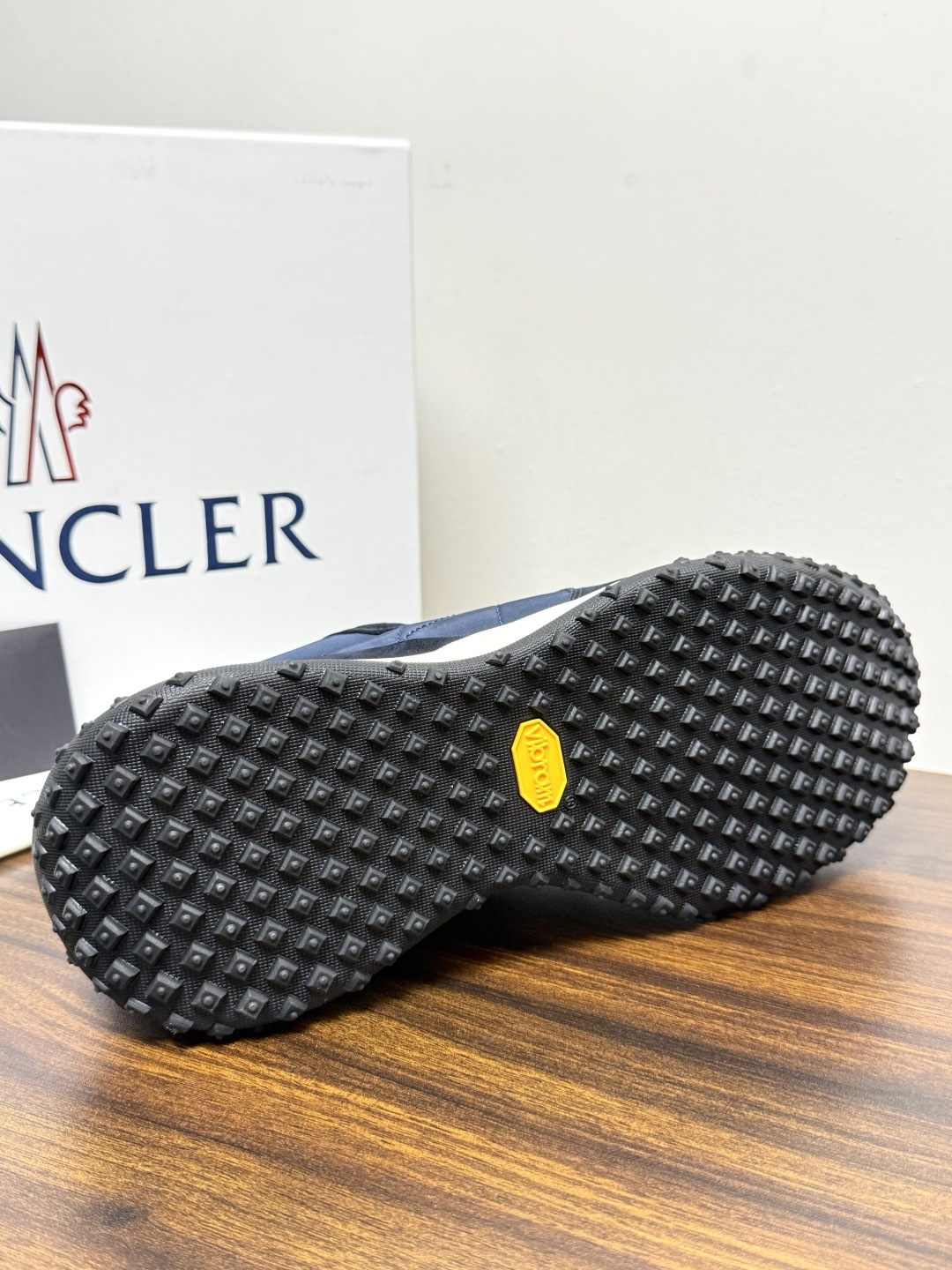 Moncler TrailgriP运动鞋​​，鞋面是尼龙 + 麂皮拼接， 锯齿橡胶大底 是这双鞋最大的视觉标识——底部一