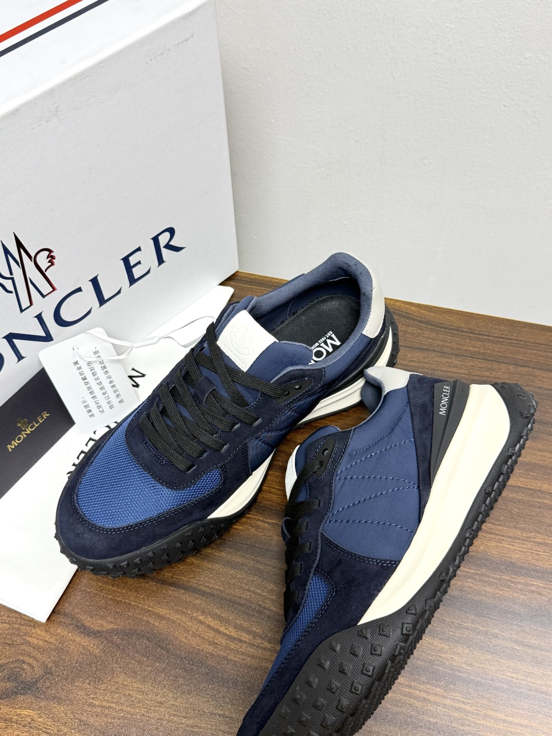 Moncler TrailgriP运动鞋​​，鞋面是尼龙 + 麂皮拼接， 锯齿橡胶大底 是这双鞋最大的视觉标识——底部一