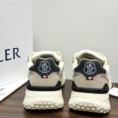 Moncler TrailgriP运动鞋,鞋面是尼龙 + 麂皮拼接, 锯齿橡胶大底 是这双鞋最大的视觉标识——底部一 Moncler TrailgriP运动鞋,鞋面是尼龙 + 麂皮拼接, 锯齿橡胶大底 是这双鞋最大的视觉标识——底部一