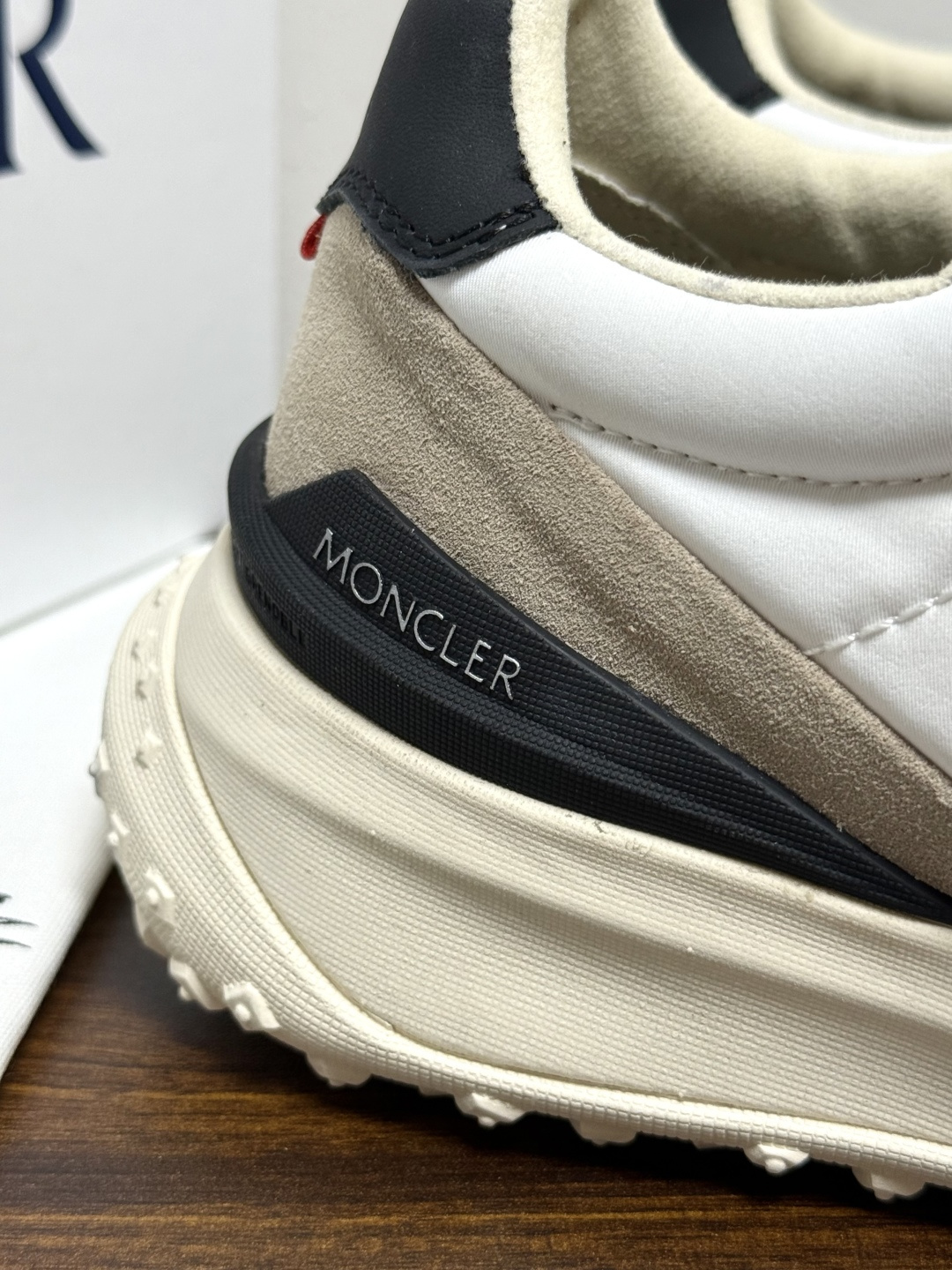 Moncler TrailgriP运动鞋,鞋面是尼龙 + 麂皮拼接, 锯齿橡胶大底 是这双鞋最大的视觉标识——底部一 Moncler TrailgriP运动鞋,鞋面是尼龙 + 麂皮拼接, 锯齿橡胶大底 是这双鞋最大的视觉标识——底部一