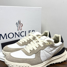 Moncler TrailgriP运动鞋,鞋面是尼龙 + 麂皮拼接, 锯齿橡胶大底 是这双鞋最大的视觉标识——底部一 Moncler TrailgriP运动鞋,鞋面是尼龙 + 麂皮拼接, 锯齿橡胶大底 是这双鞋最大的视觉标识——底部一