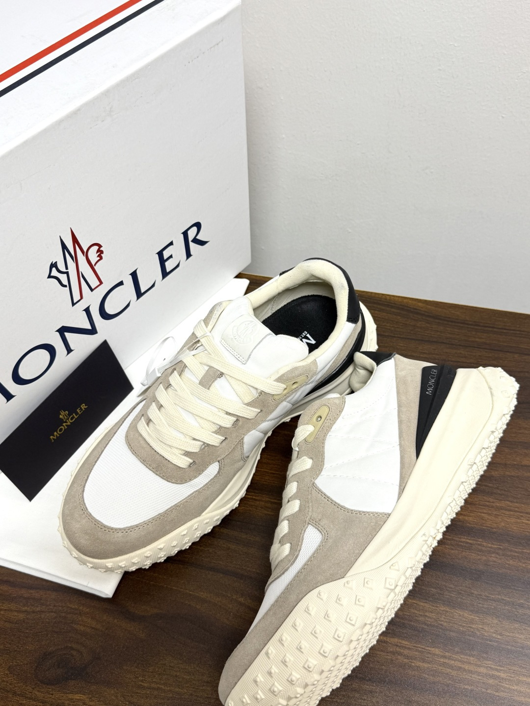 Moncler TrailgriP运动鞋,鞋面是尼龙 + 麂皮拼接, 锯齿橡胶大底 是这双鞋最大的视觉标识——底部一 Moncler TrailgriP运动鞋,鞋面是尼龙 + 麂皮拼接, 锯齿橡胶大底 是这双鞋最大的视觉标识——底部一