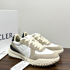 Moncler TrailgriP运动鞋,鞋面是尼龙 + 麂皮拼接, 锯齿橡胶大底 是这双鞋最大的视觉标识——底部一 Moncler TrailgriP运动鞋,鞋面是尼龙 + 麂皮拼接, 锯齿橡胶大底 是这双鞋最大的视觉标识——底部一