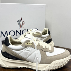 Moncler TrailgriP运动鞋,鞋面是尼龙 + 麂皮拼接, 锯齿橡胶大底 是这双鞋最大的视觉标识——底部一 Moncler TrailgriP运动鞋,鞋面是尼龙 + 麂皮拼接, 锯齿橡胶大底 是这双鞋最大的视觉标识——底部一