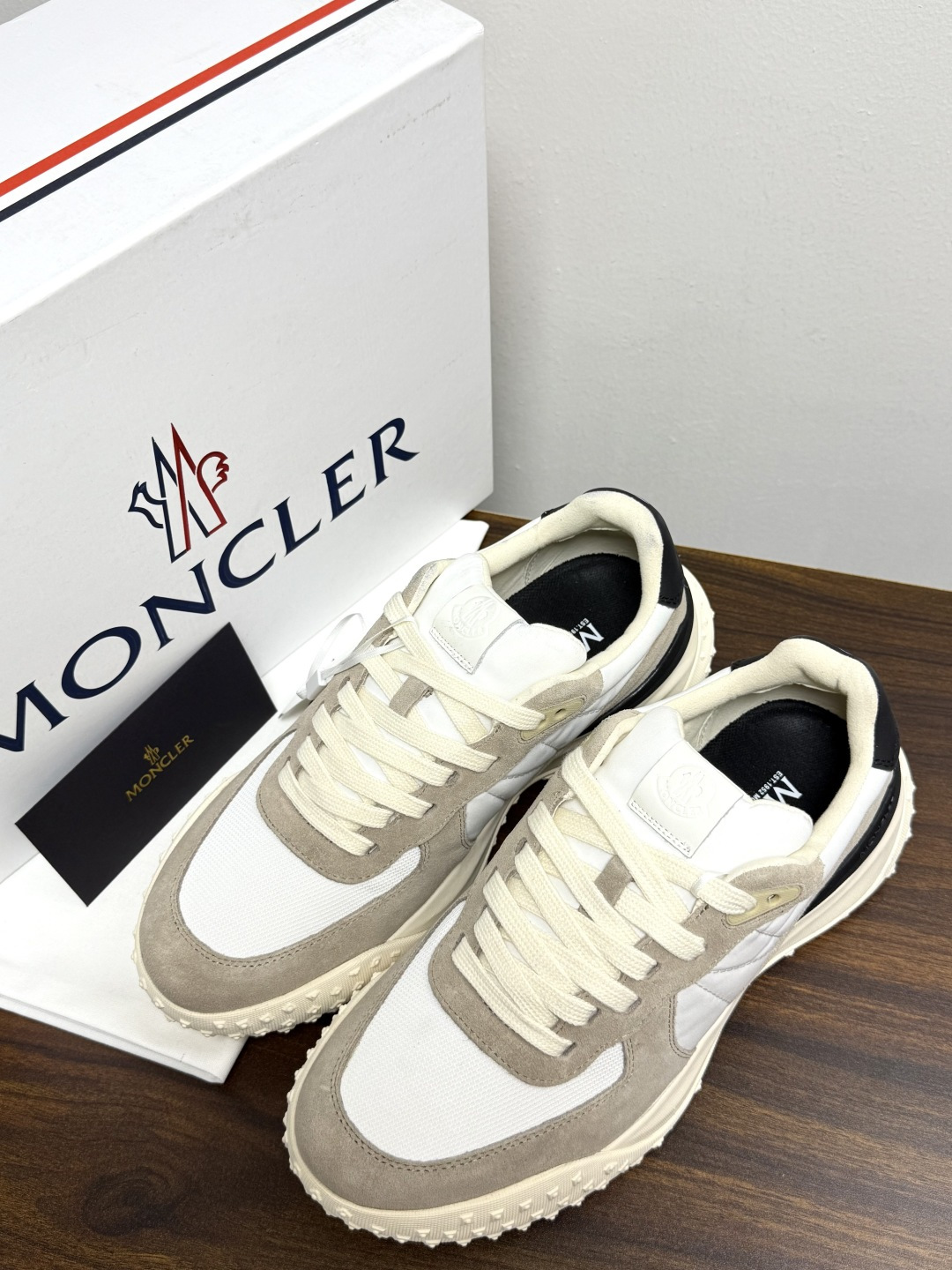 Moncler TrailgriP运动鞋,鞋面是尼龙 + 麂皮拼接, 锯齿橡胶大底 是这双鞋最大的视觉标识——底部一 Moncler TrailgriP运动鞋,鞋面是尼龙 + 麂皮拼接, 锯齿橡胶大底 是这双鞋最大的视觉标识——底部一