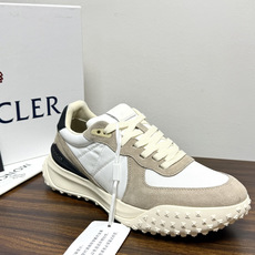 Moncler TrailgriP运动鞋,鞋面是尼龙 + 麂皮拼接, 锯齿橡胶大底 是这双鞋最大的视觉标识——底部一 Moncler TrailgriP运动鞋,鞋面是尼龙 + 麂皮拼接, 锯齿橡胶大底 是这双鞋最大的视觉标识——底部一