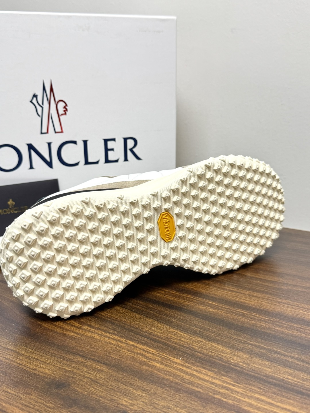 Moncler TrailgriP运动鞋,鞋面是尼龙 + 麂皮拼接, 锯齿橡胶大底 是这双鞋最大的视觉标识——底部一 Moncler TrailgriP运动鞋,鞋面是尼龙 + 麂皮拼接, 锯齿橡胶大底 是这双鞋最大的视觉标识——底部一