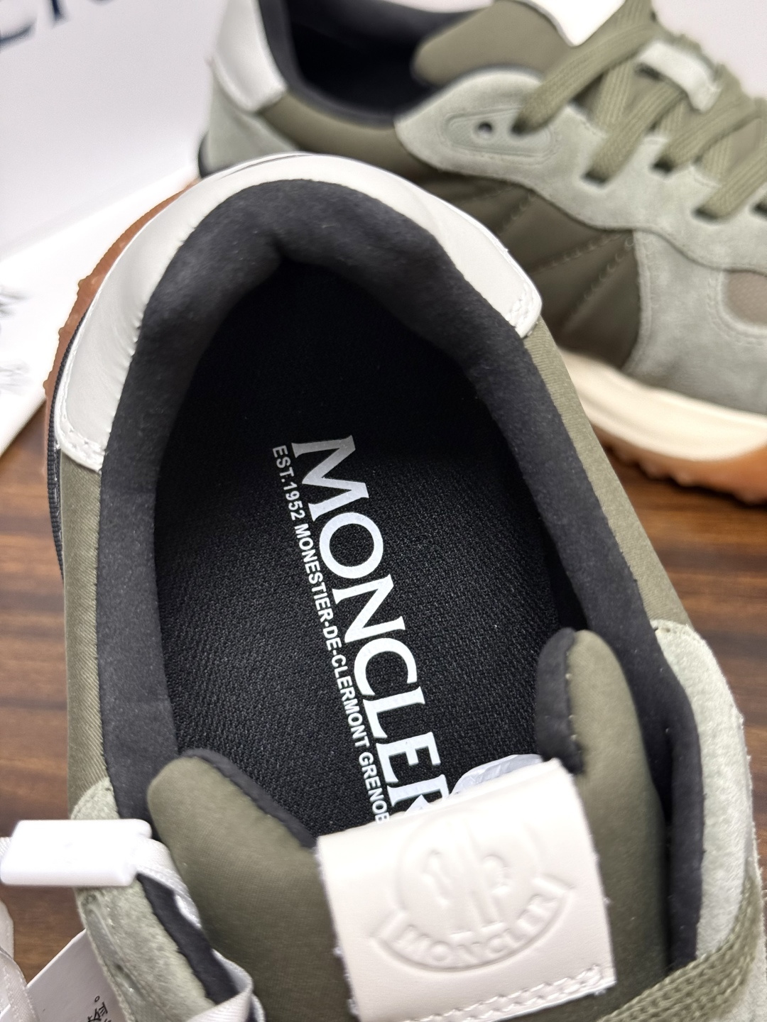 Moncler TrailgriP运动鞋​​，鞋面是尼龙 + 麂皮拼接， 锯齿橡胶大底 是这双鞋最大的视觉标识——底部一