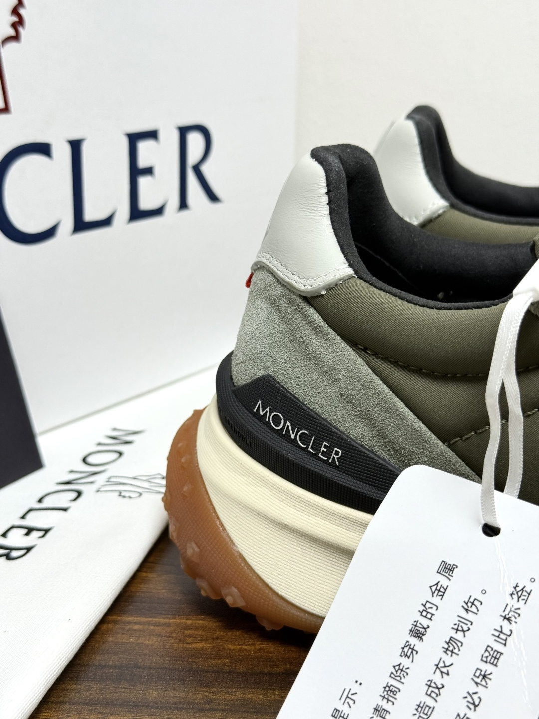 Moncler TrailgriP运动鞋​​，鞋面是尼龙 + 麂皮拼接， 锯齿橡胶大底 是这双鞋最大的视觉标识——底部一