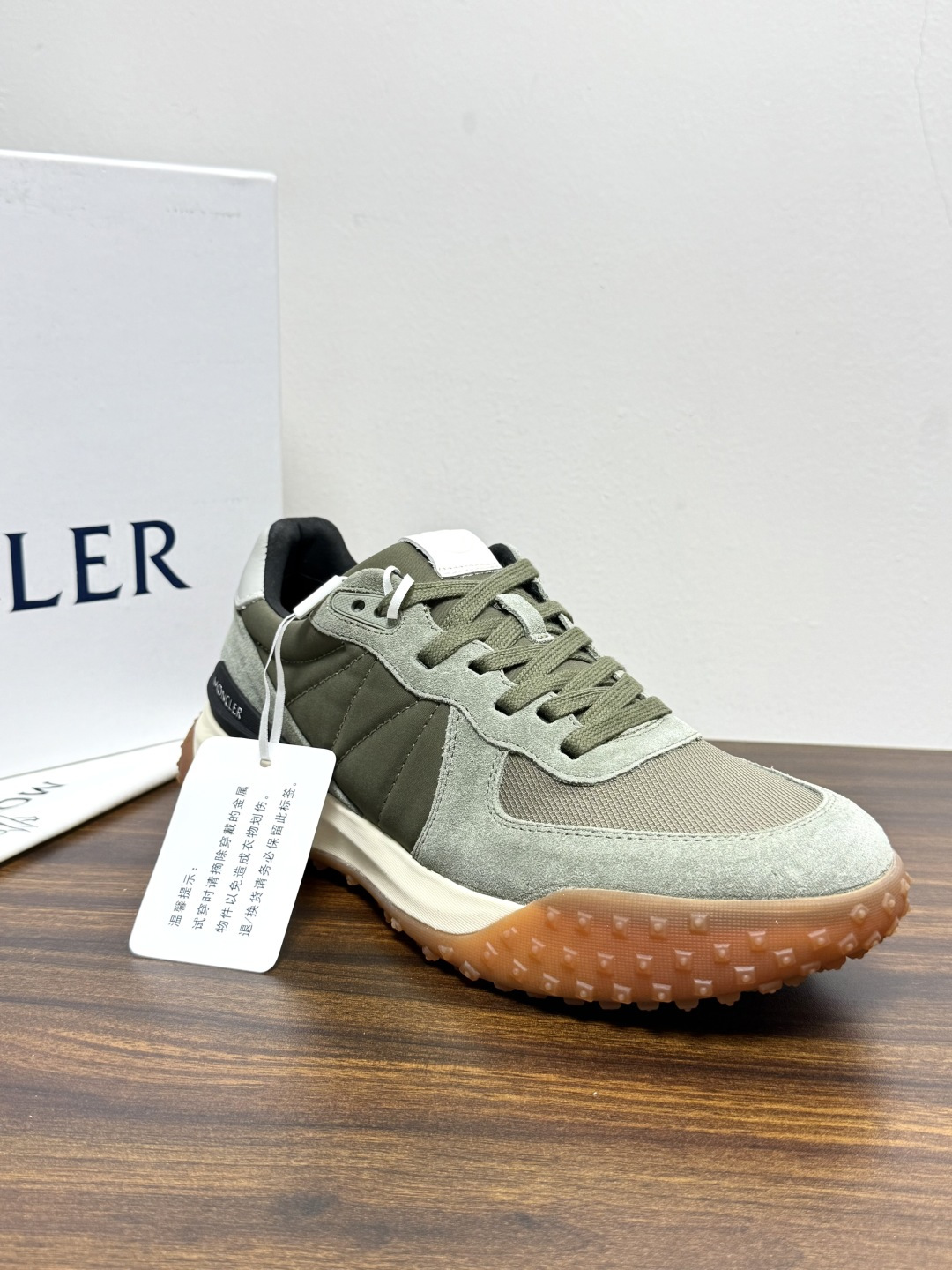 Moncler TrailgriP运动鞋​​，鞋面是尼龙 + 麂皮拼接， 锯齿橡胶大底 是这双鞋最大的视觉标识——底部一