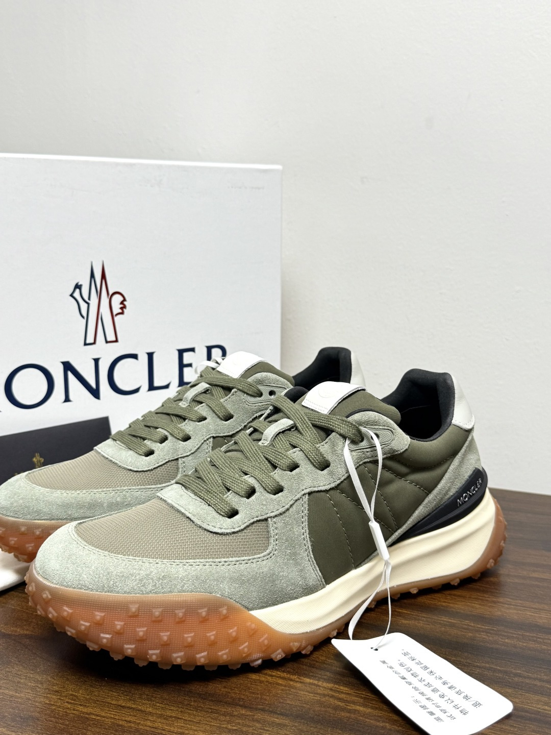 Moncler TrailgriP运动鞋​​，鞋面是尼龙 + 麂皮拼接， 锯齿橡胶大底 是这双鞋最大的视觉标识——底部一
