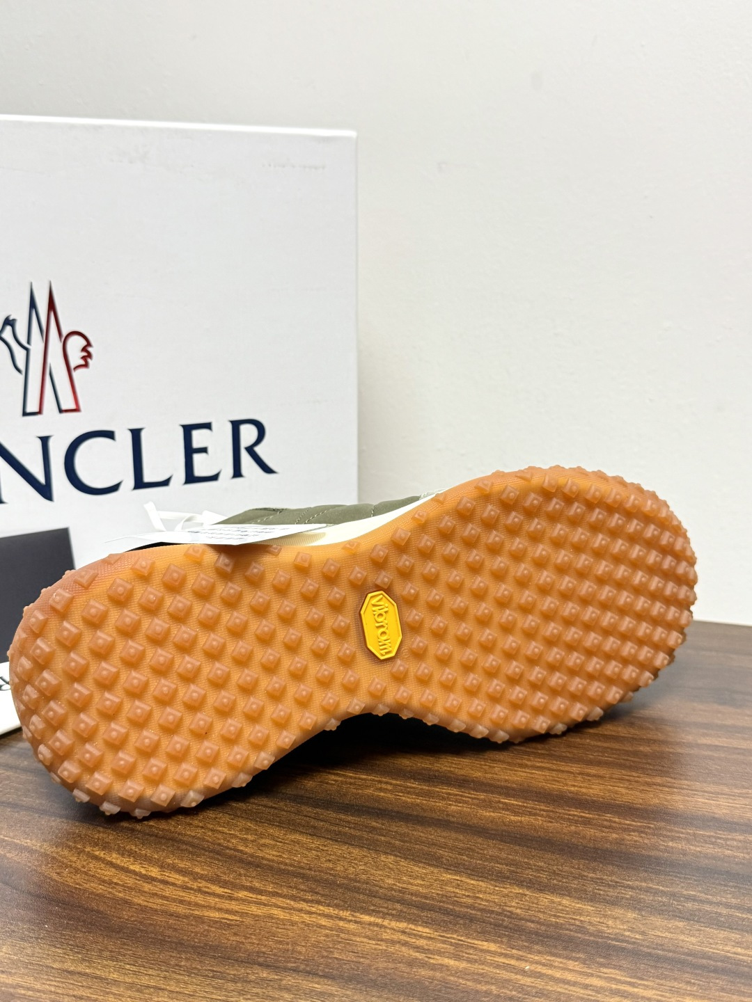 Moncler TrailgriP运动鞋​​，鞋面是尼龙 + 麂皮拼接， 锯齿橡胶大底 是这双鞋最大的视觉标识——底部一