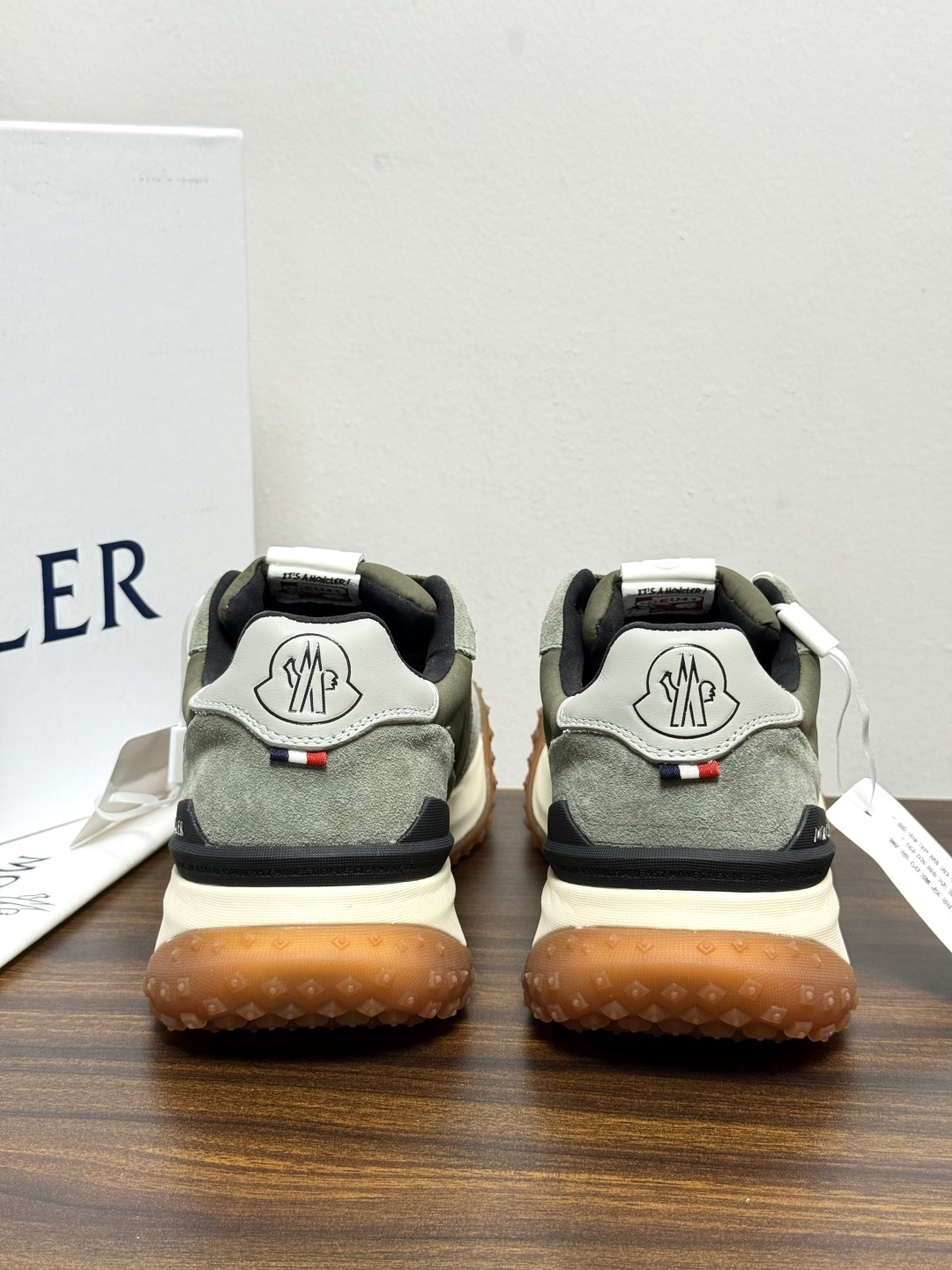 Moncler TrailgriP运动鞋​​，鞋面是尼龙 + 麂皮拼接， 锯齿橡胶大底 是这双鞋最大的视觉标识——底部一