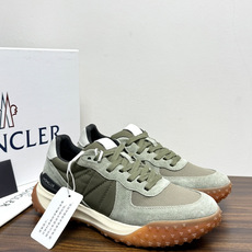 Moncler TrailgriP运动鞋,鞋面是尼龙 + 麂皮拼接, 锯齿橡胶大底 是这双鞋最大的视觉标识——底部一 Moncler TrailgriP运动鞋,鞋面是尼龙 + 麂皮拼接, 锯齿橡胶大底 是这双鞋最大的视觉标识——底部一