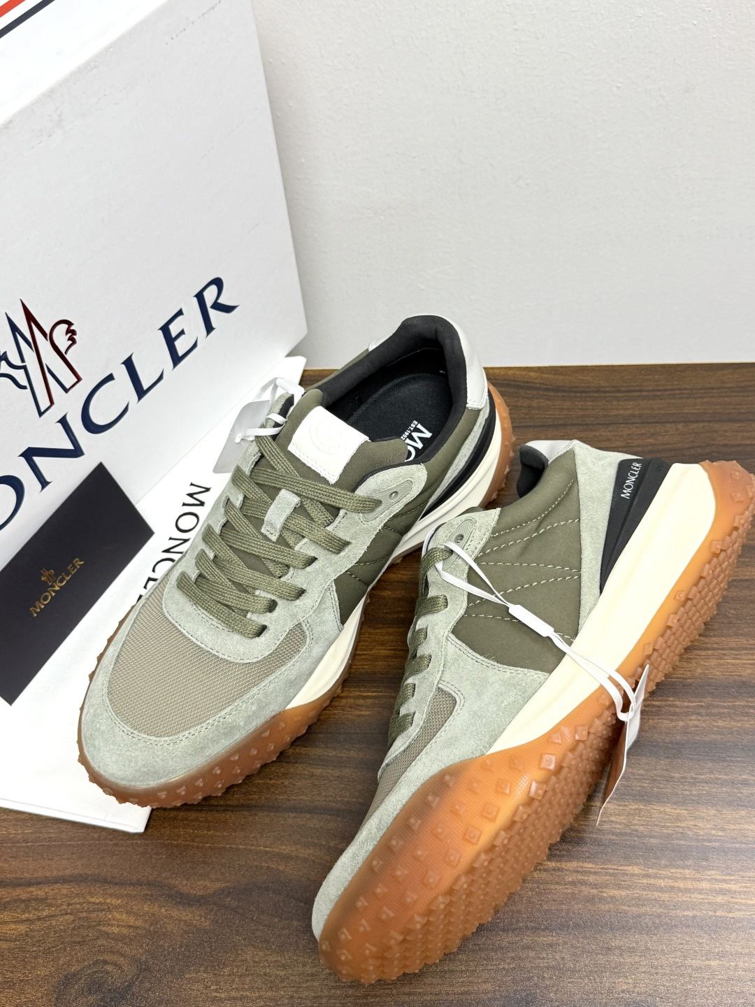 Moncler TrailgriP运动鞋​​，鞋面是尼龙 + 麂皮拼接， 锯齿橡胶大底 是这双鞋最大的视觉标识——底部一