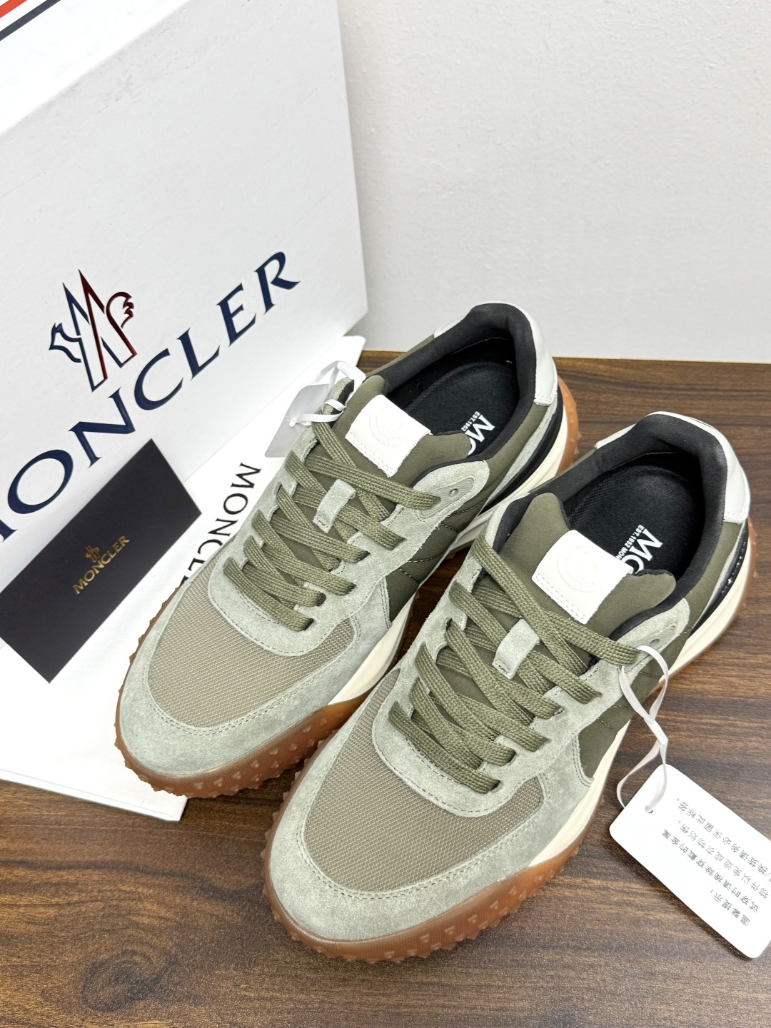 Moncler TrailgriP运动鞋​​，鞋面是尼龙 + 麂皮拼接， 锯齿橡胶大底 是这双鞋最大的视觉标识——底部一