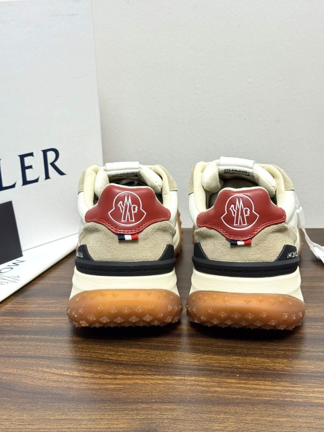 Moncler TrailgriP运动鞋​​，鞋面是尼龙 + 麂皮拼接， 锯齿橡胶大底 是这双鞋最大的视觉标识——底部一