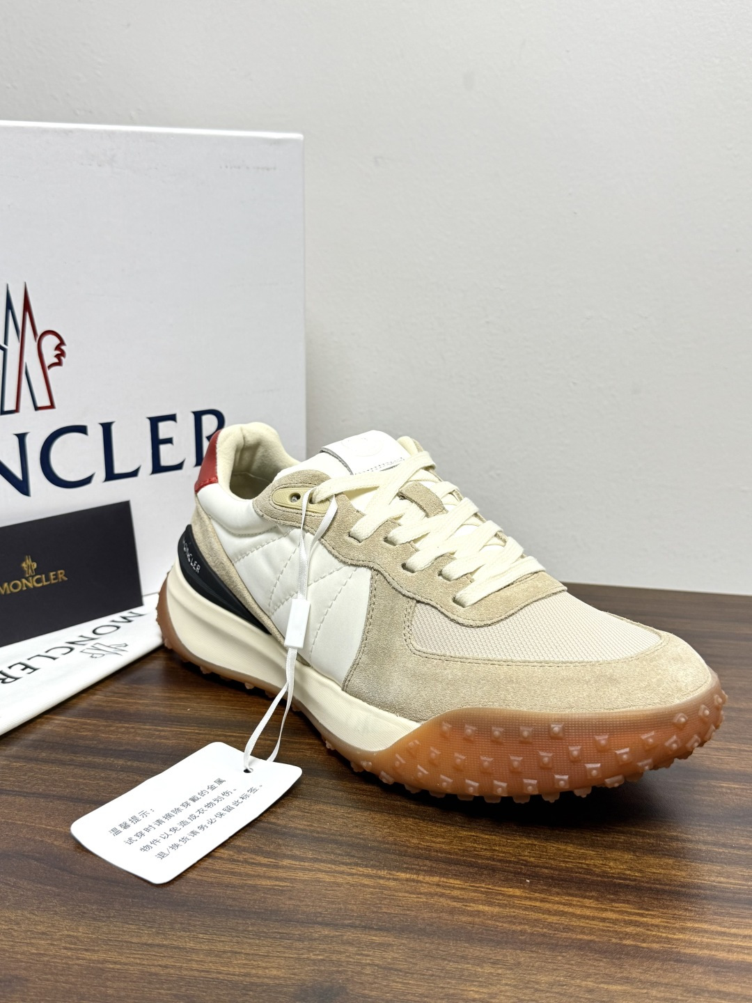 Moncler TrailgriP运动鞋​​，鞋面是尼龙 + 麂皮拼接， 锯齿橡胶大底 是这双鞋最大的视觉标识——底部一