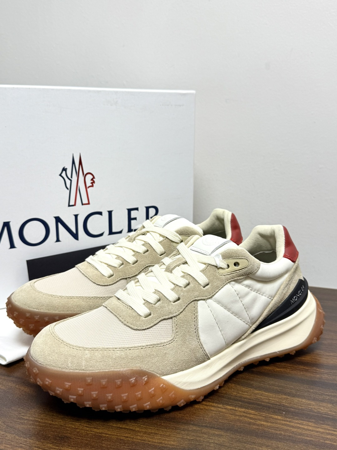 Moncler TrailgriP运动鞋​​，鞋面是尼龙 + 麂皮拼接， 锯齿橡胶大底 是这双鞋最大的视觉标识——底部一
