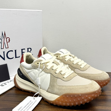 Moncler TrailgriP运动鞋,鞋面是尼龙 + 麂皮拼接, 锯齿橡胶大底 是这双鞋最大的视觉标识——底部一 Moncler TrailgriP运动鞋,鞋面是尼龙 + 麂皮拼接, 锯齿橡胶大底 是这双鞋最大的视觉标识——底部一