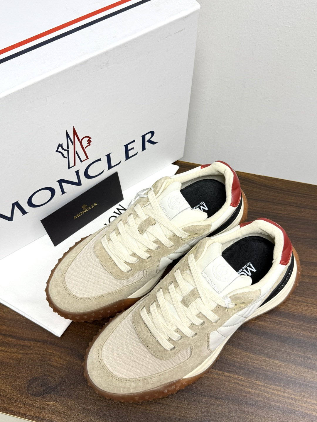 Moncler TrailgriP运动鞋​​，鞋面是尼龙 + 麂皮拼接， 锯齿橡胶大底 是这双鞋最大的视觉标识——底部一