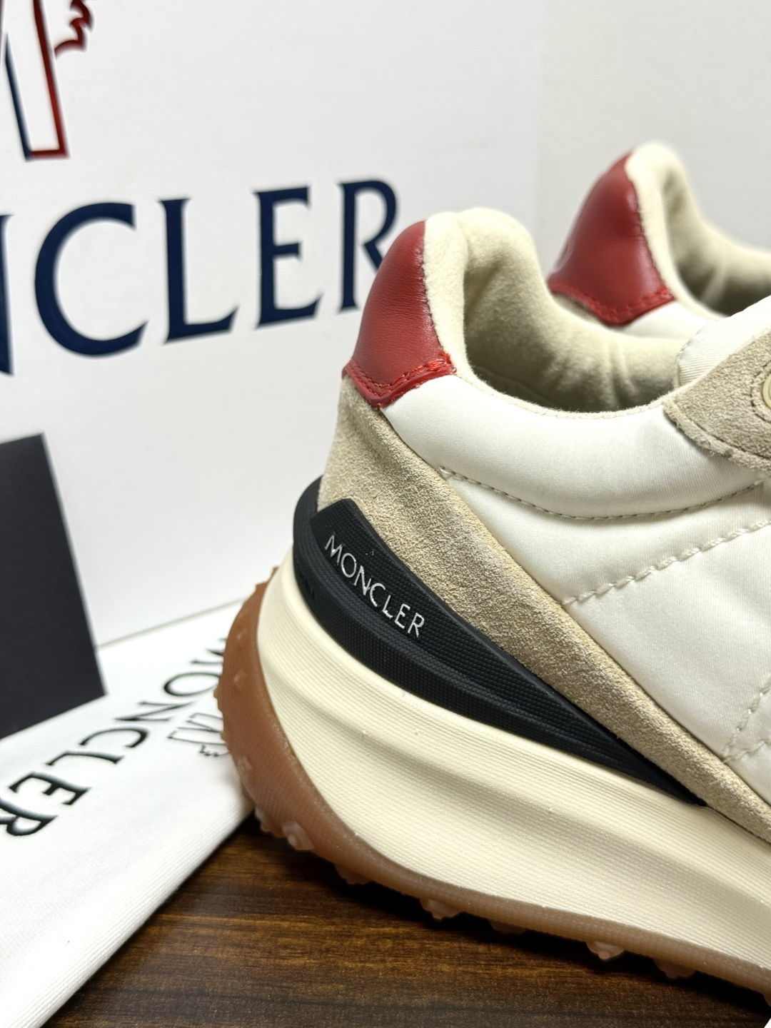 Moncler TrailgriP运动鞋​​，鞋面是尼龙 + 麂皮拼接， 锯齿橡胶大底 是这双鞋最大的视觉标识——底部一