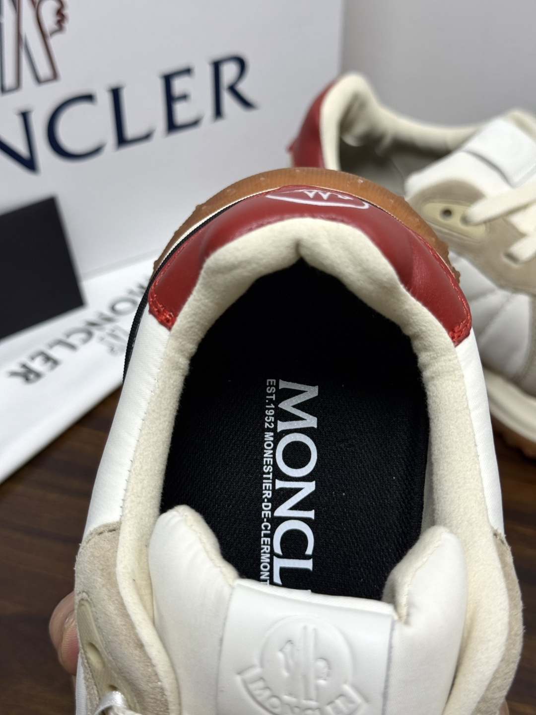 Moncler TrailgriP运动鞋​​，鞋面是尼龙 + 麂皮拼接， 锯齿橡胶大底 是这双鞋最大的视觉标识——底部一