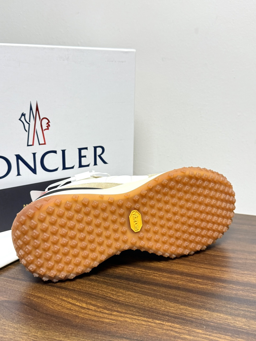 Moncler TrailgriP运动鞋​​，鞋面是尼龙 + 麂皮拼接， 锯齿橡胶大底 是这双鞋最大的视觉标识——底部一