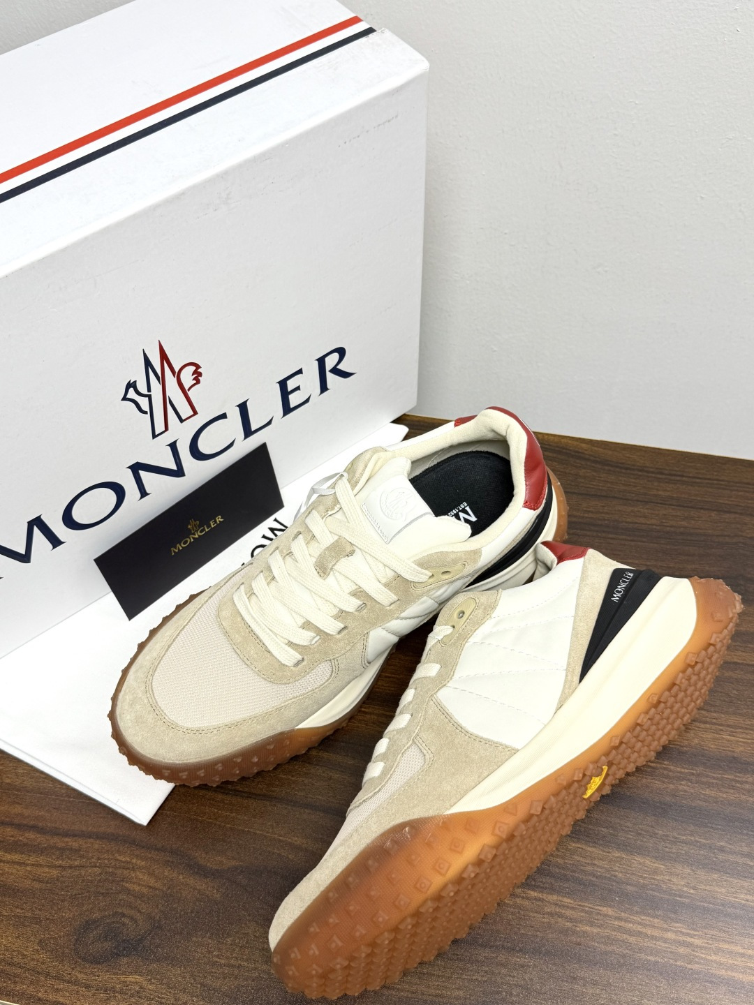 Moncler TrailgriP运动鞋​​，鞋面是尼龙 + 麂皮拼接， 锯齿橡胶大底 是这双鞋最大的视觉标识——底部一
