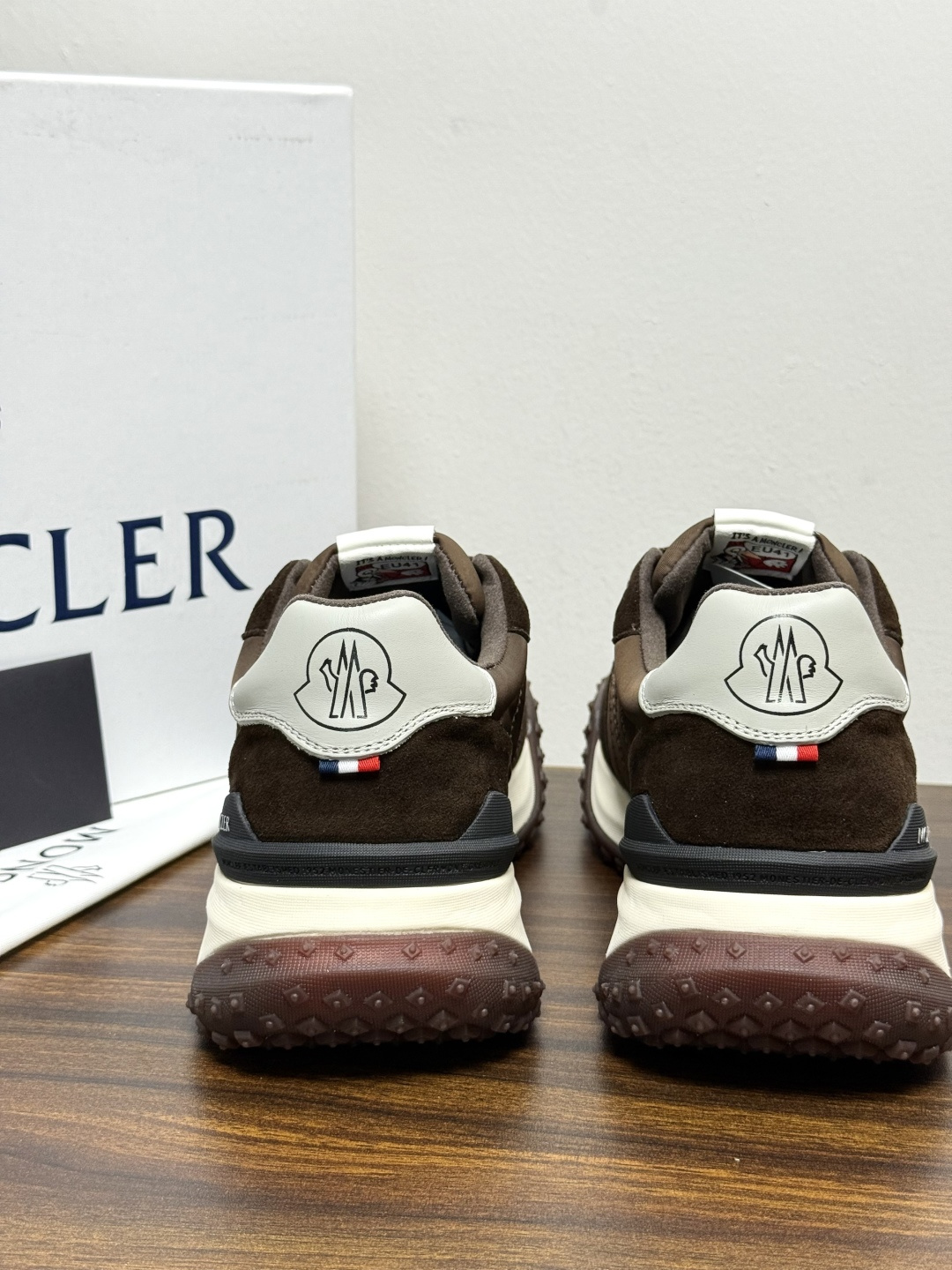 Moncler TrailgriP运动鞋​​，鞋面是尼龙 + 麂皮拼接， 锯齿橡胶大底 是这双鞋最大的视觉标识——底部一