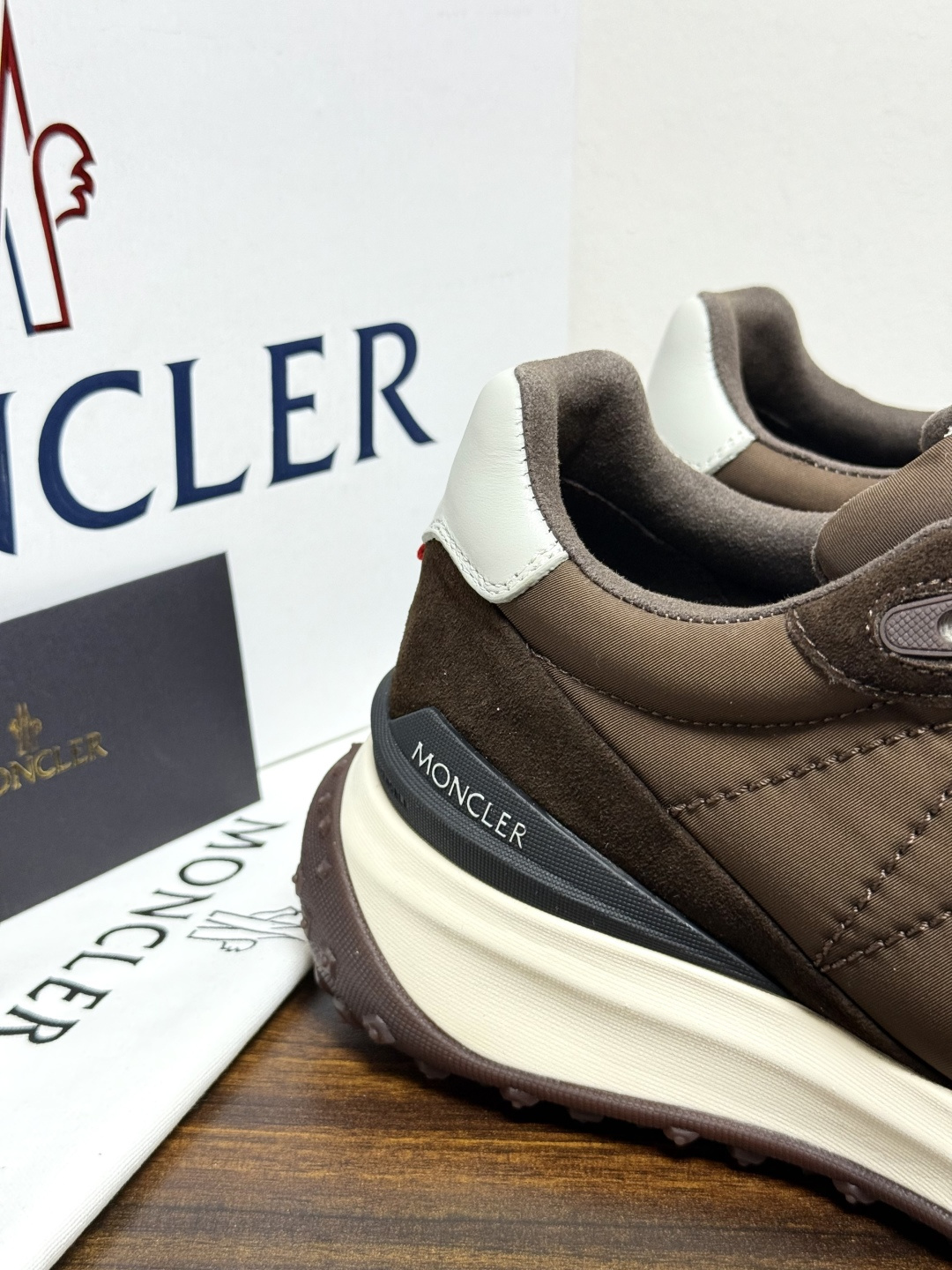 Moncler TrailgriP运动鞋​​，鞋面是尼龙 + 麂皮拼接， 锯齿橡胶大底 是这双鞋最大的视觉标识——底部一