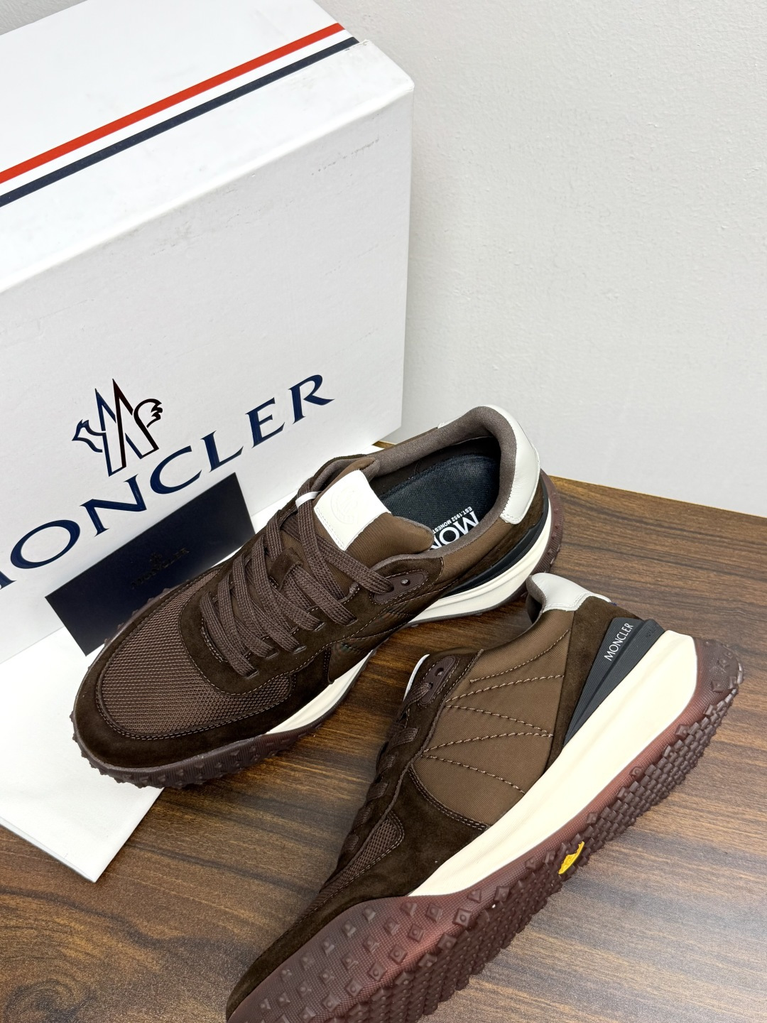 Moncler TrailgriP运动鞋​​，鞋面是尼龙 + 麂皮拼接， 锯齿橡胶大底 是这双鞋最大的视觉标识——底部一
