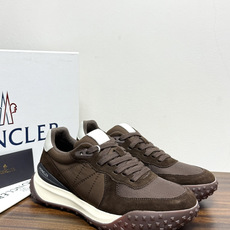 Moncler TrailgriP运动鞋,鞋面是尼龙 + 麂皮拼接, 锯齿橡胶大底 是这双鞋最大的视觉标识——底部一 Moncler TrailgriP运动鞋,鞋面是尼龙 + 麂皮拼接, 锯齿橡胶大底 是这双鞋最大的视觉标识——底部一